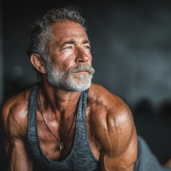 Grupo de adultos mayores en clase de yoga